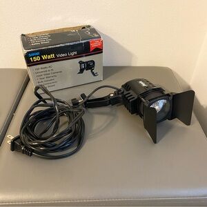 SAKAR V600 150 Watt Video Light AC, Universal Fit, Tilt Arm, Includes Bulb & Box